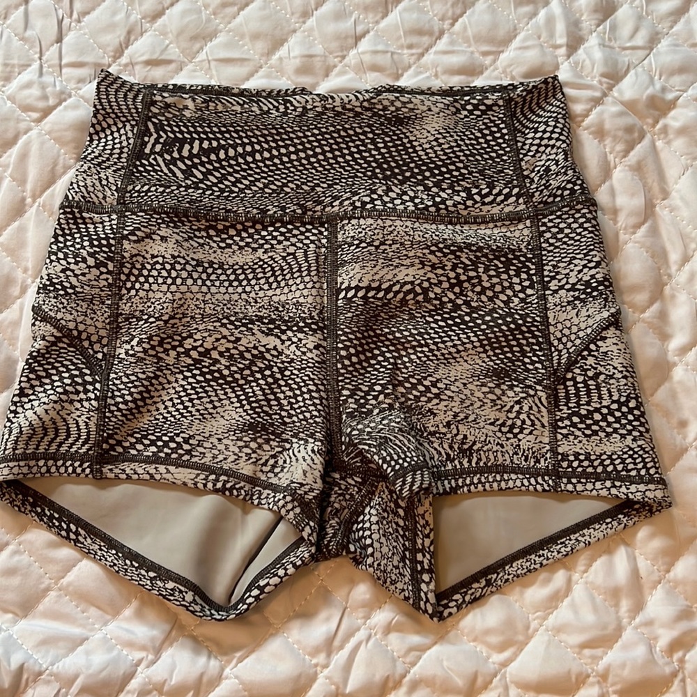 Lululemon hot short. Size 6.